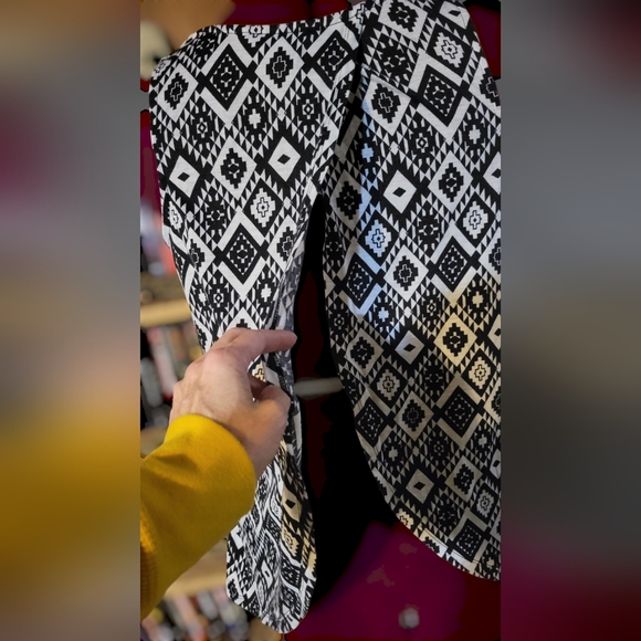 ✨️$3 or 2 for $5✨️No Boundaries, size: Lg/11-13, black & white, geometric design - Picture 5 of 10